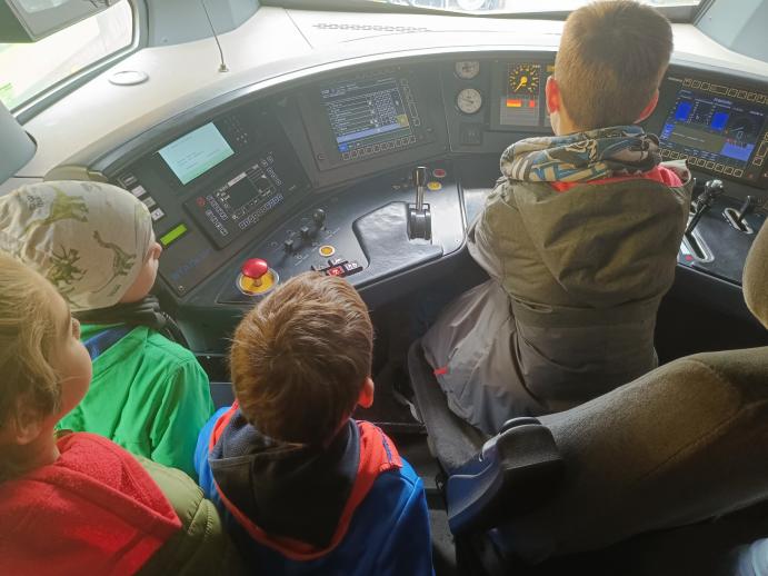 Gyerekek a mozdonyvezető fülkében. 