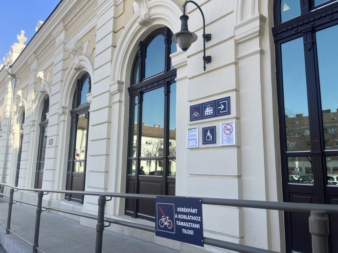 A lefestett korlátok és az új lépcsőburkolat. 