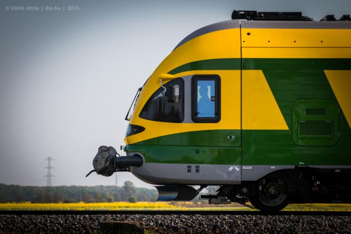 A GYSEV Zrt. FLIRT motorvonata oldalról fotózva