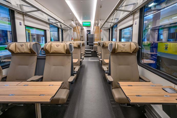 Az első GYSEV FLIRT InterCity motorvonat korszerű, asztalokkal felszerelt első osztályú utastere kényelmes ülésekkel.