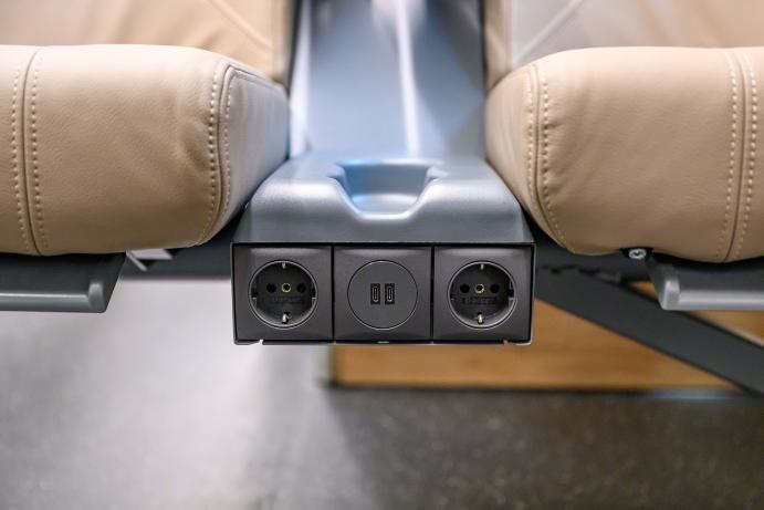 Az első GYSEV FLIRT InterCity motorvonat ülései között elhelyezett 230 V-os és USB-C töltőcsatlakozók.