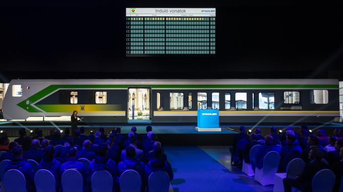 Az első kocsiszekrény oldalról. 