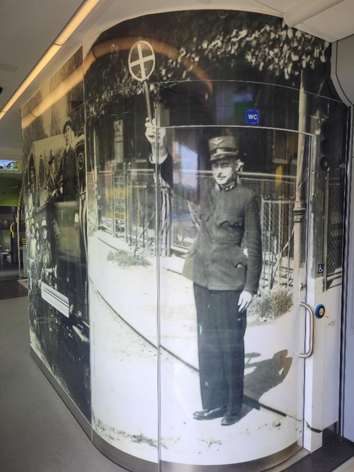 A vasutas szakmát, a korhű egyenruhát szemléltető vonatbelső matrica