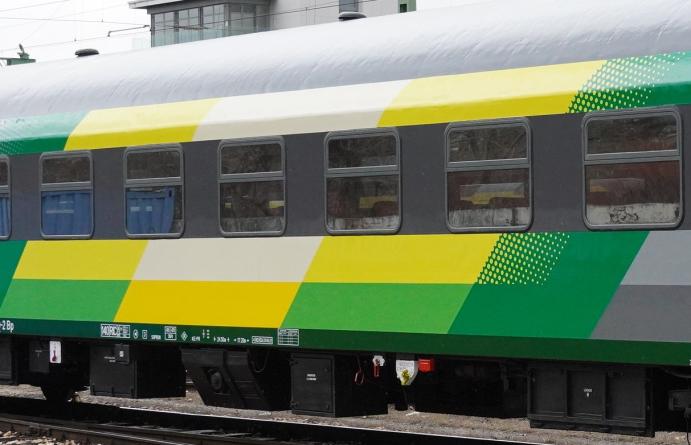 Az új, zöld-sárga-szürke fólia közelről