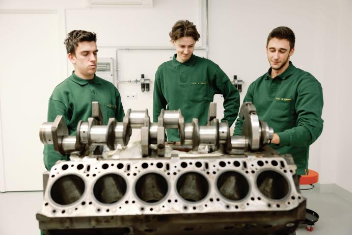 Duális képzésben résztvevő diákok