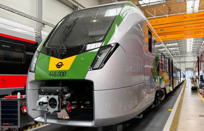FLIRT InterCity-motorvonat a végszerelés során egy gyártócsarnokban, ahol a jármű már a végleges külső megjelenésével látható.