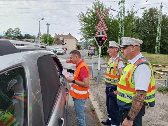 Figyelemfelhívó ellenőrzés egy vasúti átjáróban.