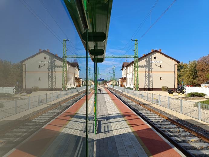 Esőbeálló és különböző peronbútorok az új magasperonon