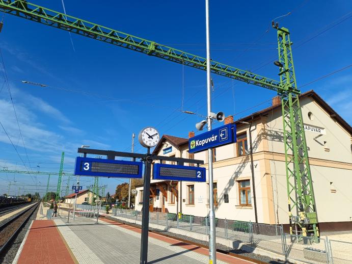 Utastájékoztató kapuvár állomáson.