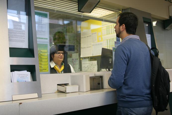 Jegyváltás a soproni vasúti menetjegypénztárban