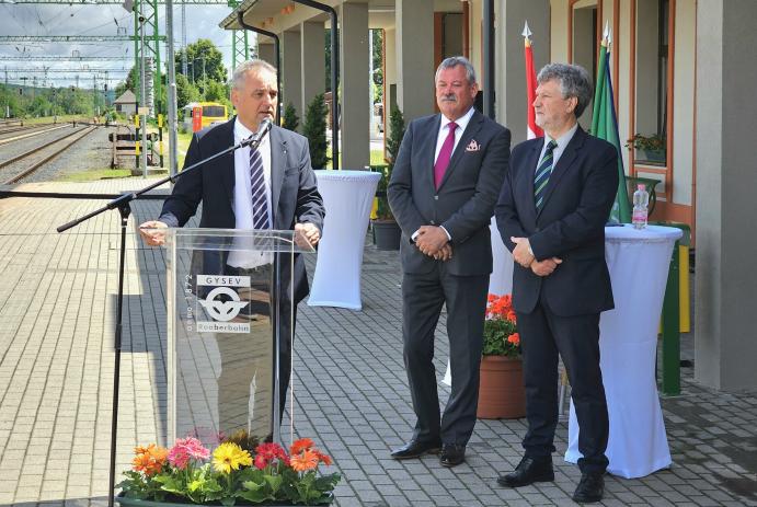 Vezérigazgató úr beszédet mond