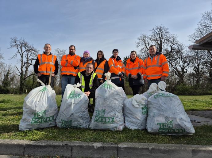 A "Te Szedd!" akcióban résztvevő kollégák. 