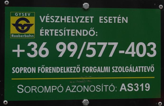 Tábla, vészhelyzet esetén értesítendő információval