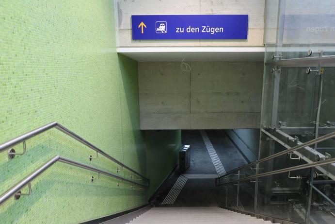 Akadálymentes gyalogos aluljáró a vulkapordányi vasútállomáson, amely közvetlen kapcsolatot biztosít a peronokhoz.