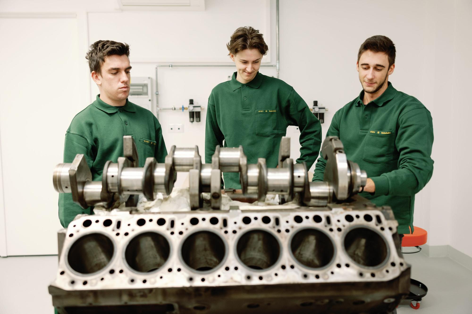 Duális képzésben résztvevő diákok